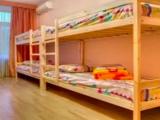 Спальное место на двухъярусной кровати в общем номере для женщин 