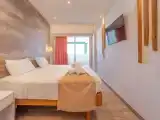 Двухместный номер с видом на море и бассейн
