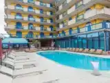 Кровать в общем номере с балконом