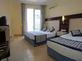 Трёхместный номер Стандарт с частичным видом на море