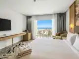 Двухместный номер Deluxe с видом на море и бассейн