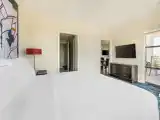 Четырёхместный Suite Plus Accessible с 2 комнатами
