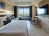 Трёхместный номер Deluxe с частичным видом на море