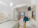 Трёхместный номер с террасой Комфорт с видом на море