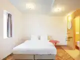 Двухместный room with Bath Secret Book Case