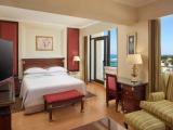 Двухместный люкс клубный High Floor Hospitality с балконом и с видом на город