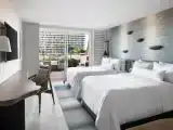 Четырёхместный номер Hokupa'a Extended Lanai Low Floor с частичным видом на океан