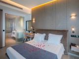 Двухместный люкс Deluxe Elite Honeymoon с частичным видом на море