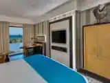 Четырёхместный номер Top Floor с балконом и с видом на море