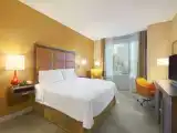 Номер Mobility/Hearing Accessible with Roll-In Shower