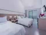 Трёхместный номер с видом на море
