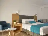 Двухместный номер Deluxe with pool view and side sea view