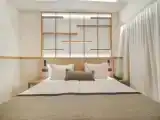 Трёхместный номер с видом на улицу