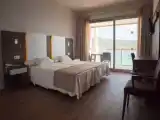 Трёхместный номер с балконом и с видом на море