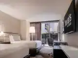 Четырёхместный номер Mountain Tower Deluxe Cabana с видом на бассейн