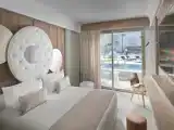 Двухместный Junior Suite с собственным бассейном с видом на бассейн