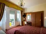 Трёхместный номер с видом на озеро