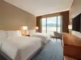 Четырёхместный номер Deluxe с красивым видом из окна