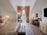Номер Superior Versace с видом на воду