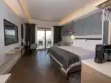 Номер Deluxe with side sea and pool view