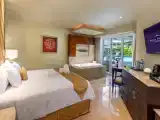 Четырёхместный люкс Swim Up