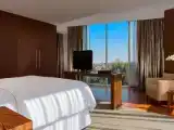 Двухместный люкс клубный Corner Master с красивым видом из окна