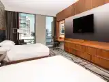 Четырёхместный номер Mobility Accessible with Roll-in Shower Deluxe с видом на город