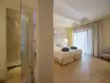 Трёхместный номер с видом на сад
