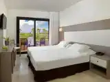 Двухместный номер с балконом и с видом на бассейн