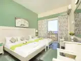 Трёхместный номер с видом на море