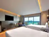 Четырёхместный номер Prestige Executive с балконом и Marina Bay view