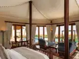 Четырёхместная вилла Emirates с 2 комнатами