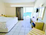 Трёхместный номер Улучшенный с видом на море