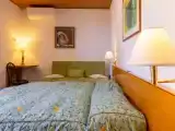 Трёхместный номер с балконом и с видом на озеро
