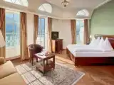 Lakeside residence с балконом и с видом на озеро