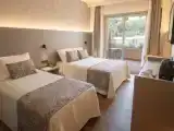 Трёхместный номер Стандарт с видом на бассейн