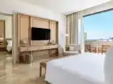 Четырёхместный люкс с балконом и с красивым видом из окна