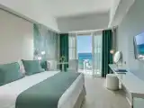 Трёхместный номер Deluxe с видом на море