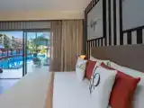 Номер Lake House Swim-Up Family