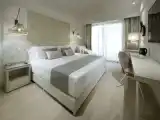 Двухместный номер Signature Level Deluxe с видом на бассейн