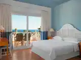 Четырёхместный номер Family с 2 комнатами с балконом и with Red Sea view