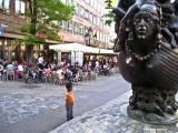What a black statue! (Spitalgasse, Nürnberg)