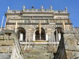 Das Lingnerschloss, gesehen aus dem bis zu Elbe reichenden Weinberg. Das Lingnerschloss, gesehen aus dem bis zu Elbe reichenden Weinberg.