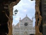 ‹(•¿•)› reflejo de la fachada de la iglesia de Santa Croce