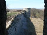 Копорье: Вид на Среднюю башню из бойниц верхнего яруса Северной башни Копорье: Вид на Среднюю башню из бойниц верхнего яруса Северной башни