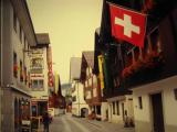 Rue principale et drapeau Suisse.