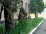 Скифские бабы возле музея Скифские бабы возле музея
