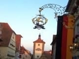Rothenburg ob der Tauber, Cégér a Siebersturm fölött Rothenburg ob der Tauber, Cégér a Siebersturm fölött