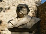 busto nel giardino del comune busto nel giardino del comune