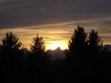 coucher de soleil devant la montagne a la forme d un visage humain